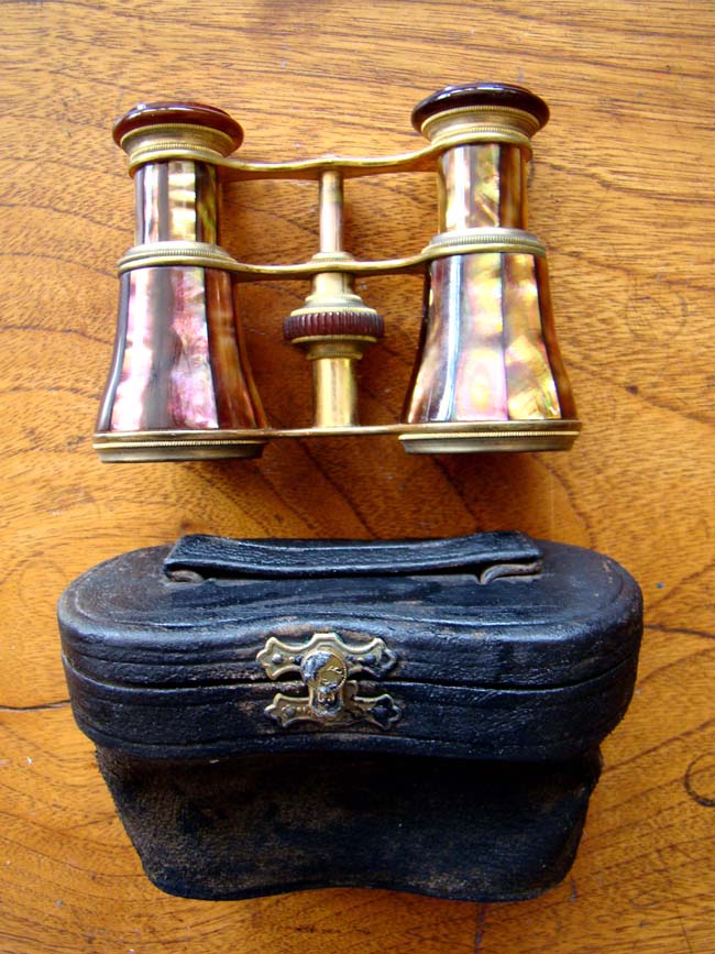 An attractive pair of French mother-of-pearl mounted opera glasses by Audemair of Paris circa 1890 — image 2
